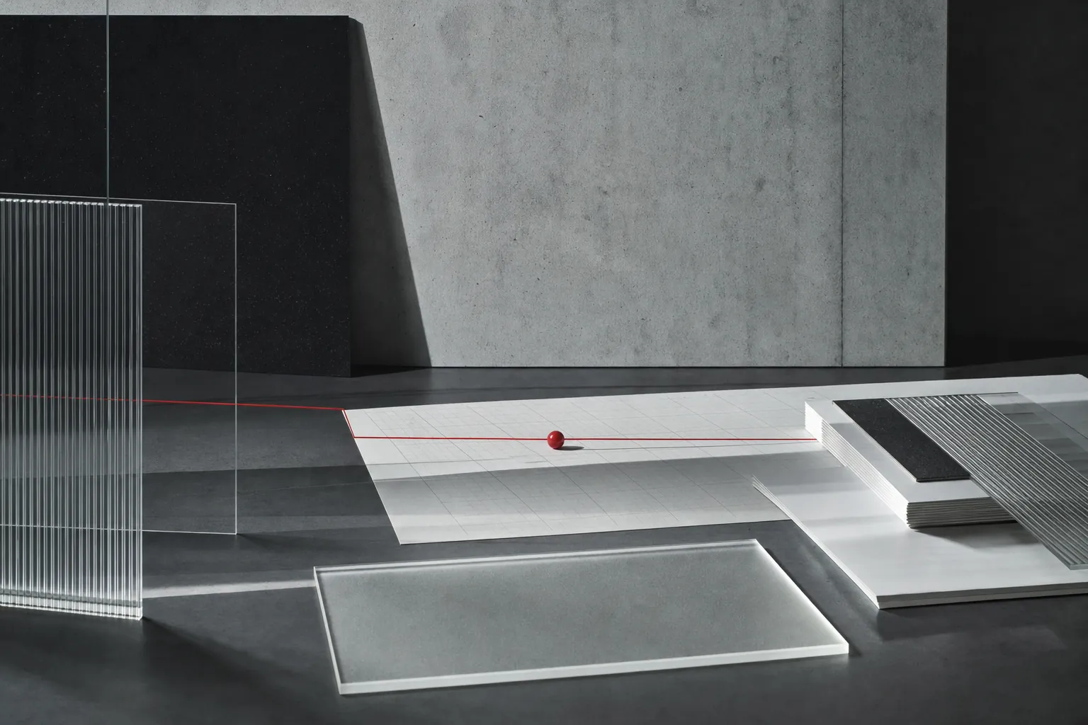 Grille structurée en métal brossé et béton, avec un fil rouge tendu comme repère — évocation visuelle d'un cocon sémantique